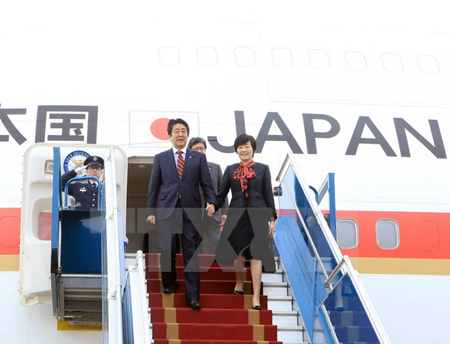 Thủ tướng Nhật Bản Shinzo Abe và Phu nhân hôm đến sân bay Quốc tế Nội Bài bắt đầu chuyến thăm chính thức Việt Nam.